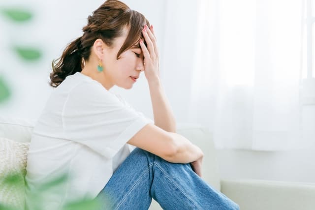 女性ホルモンバランスの乱れでストレスを感じている更年期女性